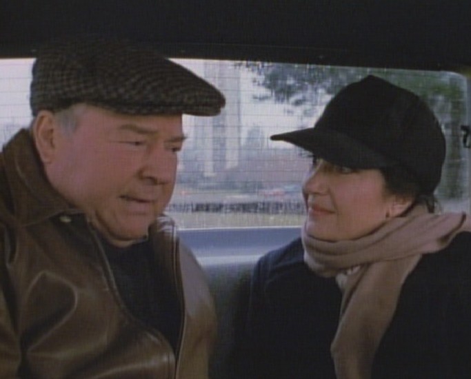 Angus MacGyver Trucs et Astuces - 6x17 Confiance Aveugle - Peter Thornton et son amie Sud-Am�ricaine Samantha